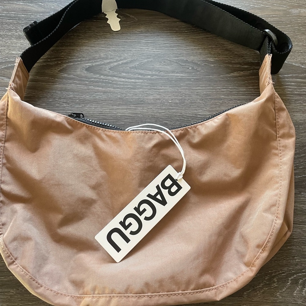 NWT Coca Medium Crescent Baggu Bag